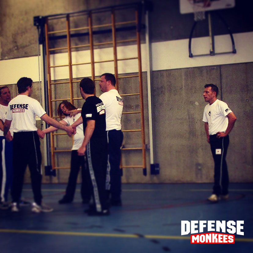 Krav Maga groepsles bij DefenseMonkees waarbij cursisten onder begeleiding van een instructeur zelfverdedigingstechnieken oefenen in de sportschool.
