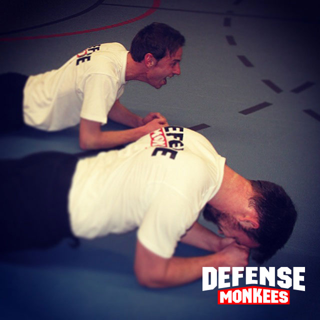 Krav Maga training bij DefenseMonkees waarbij cursisten fysieke en mentale weerbaarheid opbouwen tijdens intensieve zelfverdedigingsoefeningen in de sportschool.