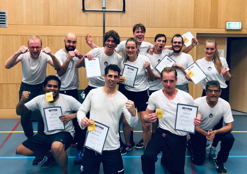 Krav Maga teamfoto met certificaat